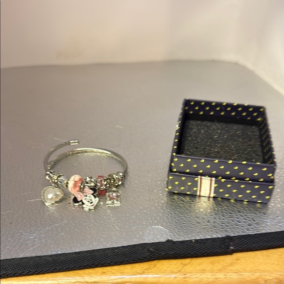 Elegant Silver and Pink Charm Bracelet Minnie Mouse - Picture 1 of 5